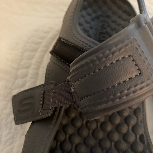 Men's Gray Skechers Sandals Size 13
Lots of Cushion and Comfort. NWOT - Picture 3 of 8